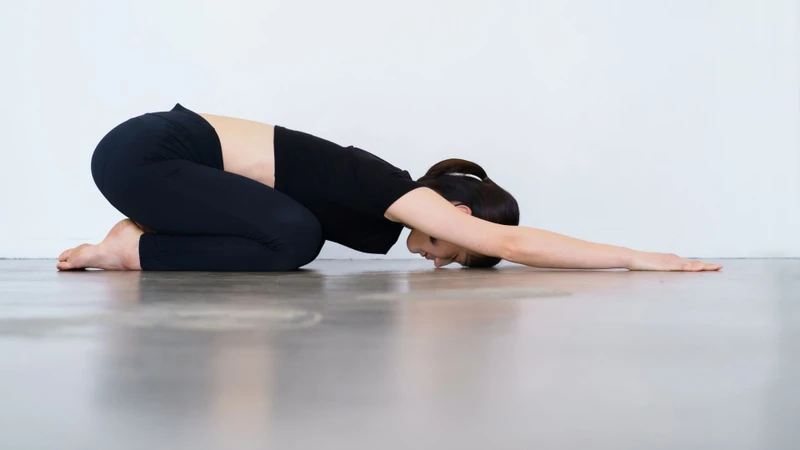 Tư thế em bé giúp giải phóng căng thẳng ở vùng hông và thắt lưng