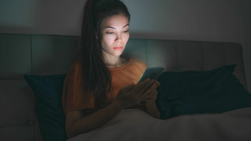 Bạn nên hạn chế sử dụng thiết bị điện tử trước khi ngủ ít nhất 30 phút