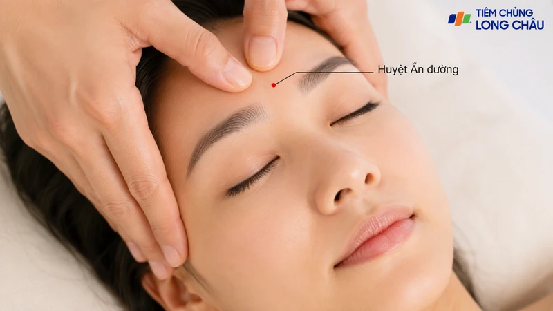 Huyệt Ấn đường nằm giữa hai đầu lông mày, thuận tiện để tự day nhẹ
