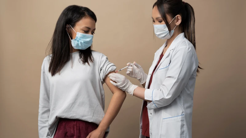 Người thường xuyên đi công tác nên cân nhắc tiêm vắc xin