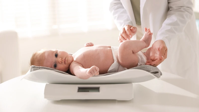 Khi bảng cân nặng chuẩn cho bé từ 0 - 12 tháng lệch chuẩn