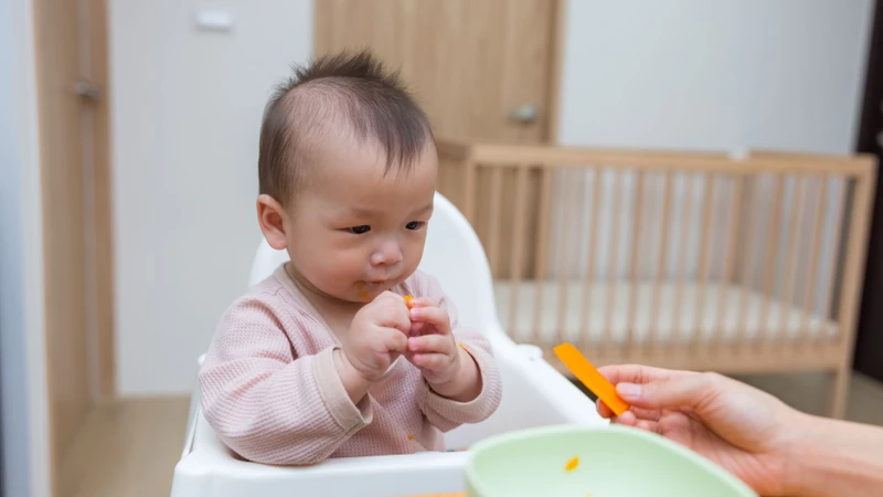 Bảng ml sữa chuẩn cho bé còn giúp mẹ xác định được thời điểm chuyển sang ăn dặm cho con