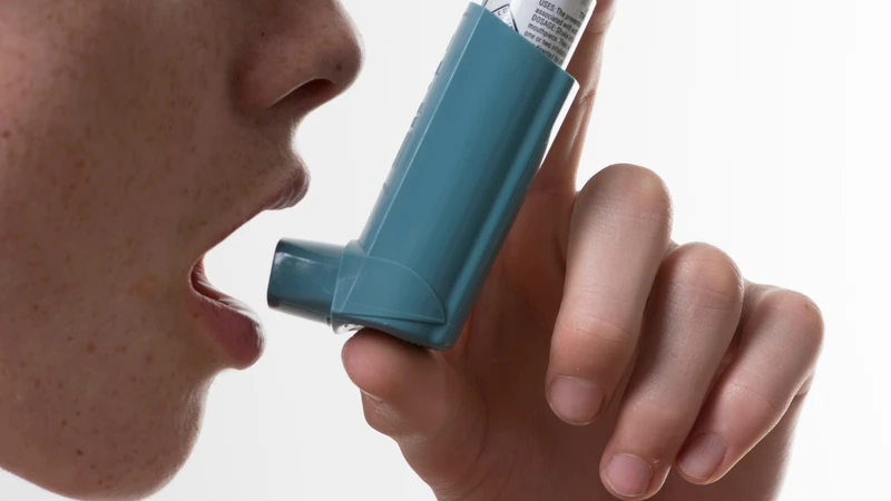Người bị hen suyễn nên tránh băng phiến, hơi hóa chất trong không khí có thể làm bệnh hô hấp nặng hơn