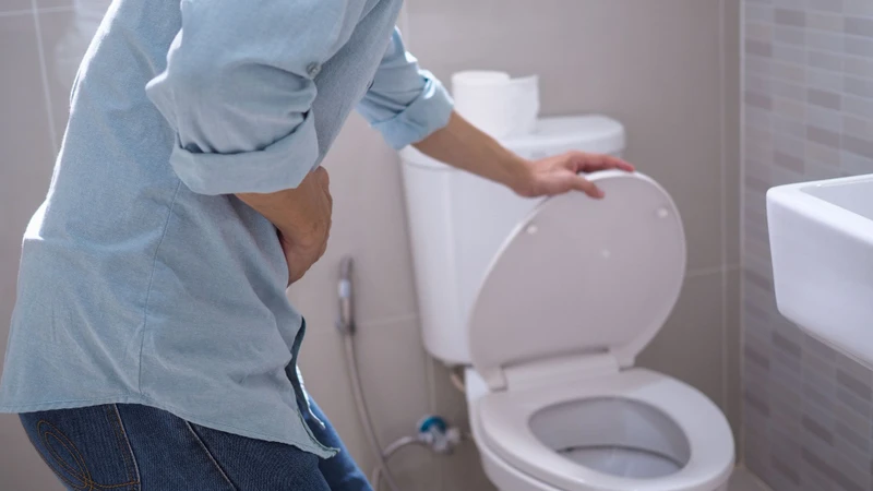 Người bệnh có cảm giác buồn tiểu đột ngột, khó trì hoãn, phải đi tiểu nhiều lần trong ngày và có thể thức dậy nhiều lần vào ban đêm