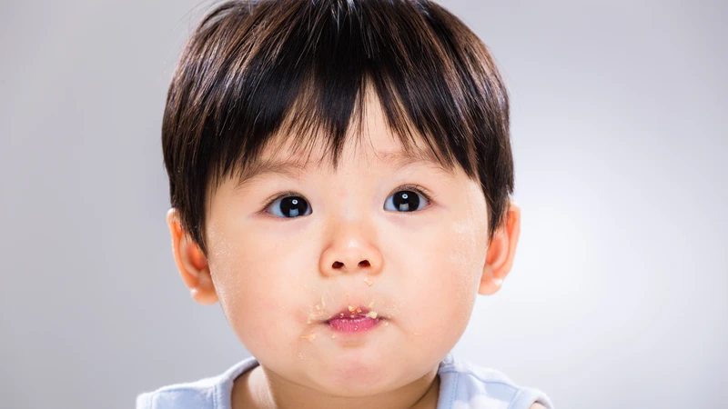 Khi cho bé ăn bánh ăn dặm cần theo dõi phản ứng của bé như dị ứng, tiêu hóa hoặc bỏ ăn để kịp thời điều chỉnh