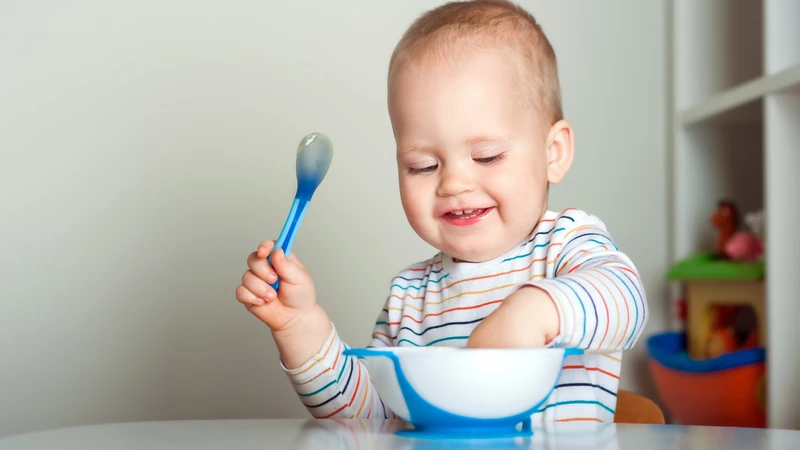 Luôn chọn loại bánh phù hợp độ tuổi, ít đường, ít muối và tan nhanh để tránh hóc