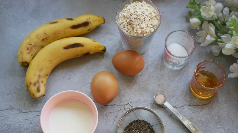 Bánh chuối yến mạch gồm chuối, yến mạch và trứng gà