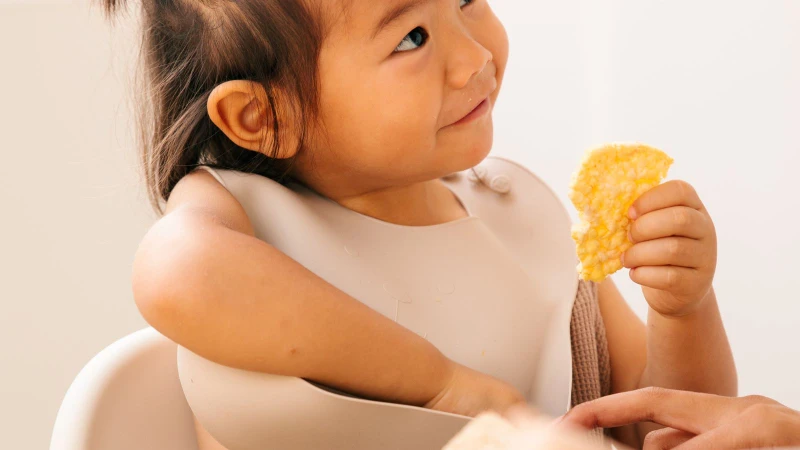 Bánh gạo ăn dặm giúp hỗ trợ bé tập nhai