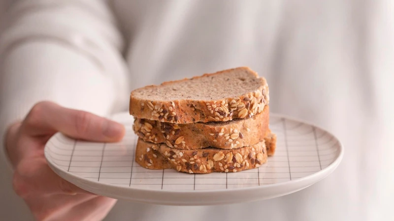 Bánh mì nguyên hạt được lựa chọn trong các thực đơn giảm cân