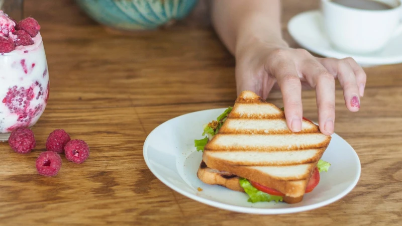 Bánh mì nguyên cám thường được dùng trong các bữa sáng