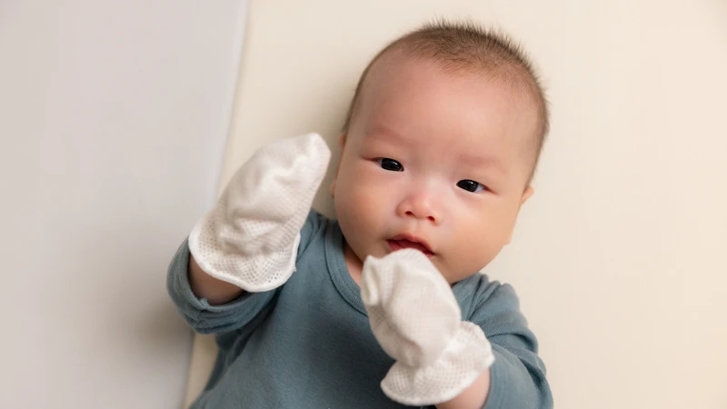Trẻ sơ sinh đeo bao tay, bao chân đến khi nào để an toàn và phát triển tự nhiên?