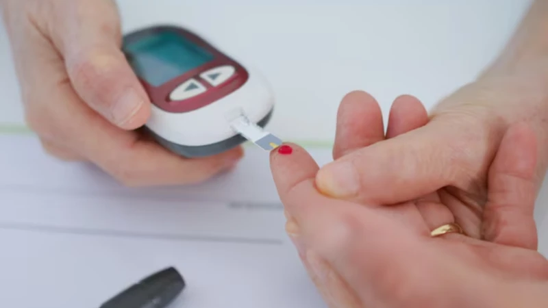 Bóp mạnh ngón tay để ra máu khiến dịch mô lẫn vào mẫu, làm nồng độ glucose thấp hơn bình thường