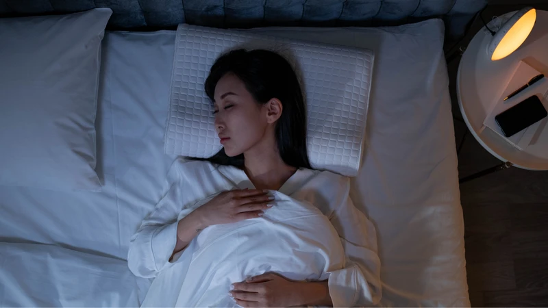Thư giãn, hít thở sâu là cách ngủ lại sau khi thức giấc hiệu quả
