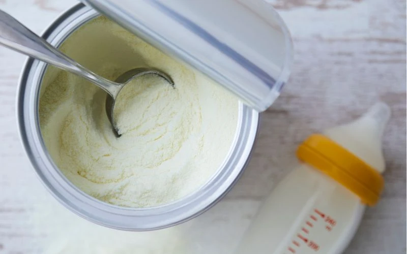 Trẻ sơ sinh bú sữa công thức là một trong những nguyên nhân gây tiêu chảy do hệ tiêu hóa còn non yếu