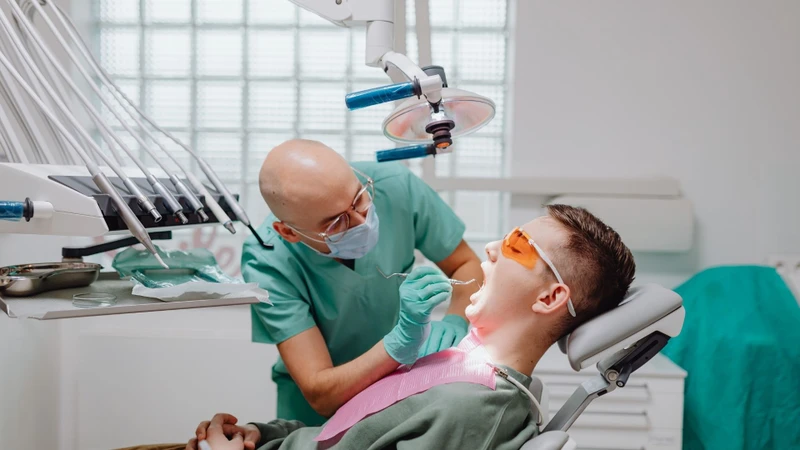 Bạn cần đến nha sĩ để thăm khám nếu đau nhức tăng dần kèm sốt nhẹ
