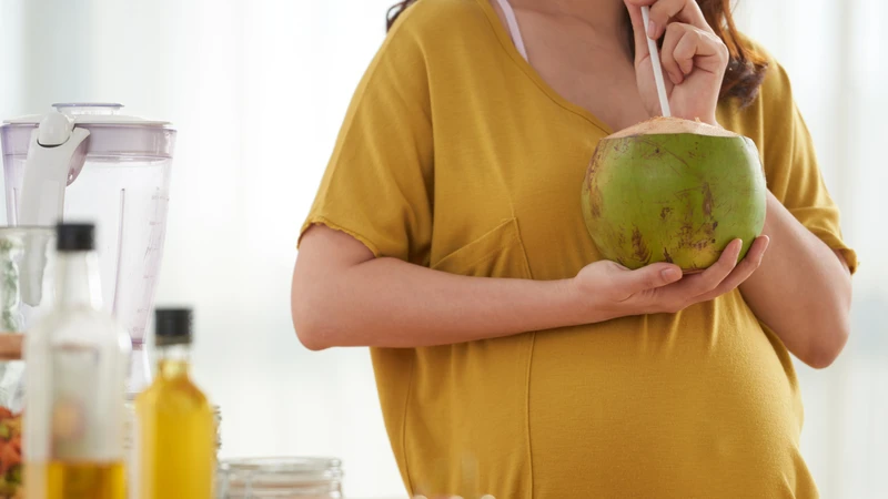 Bầu 14 tuần uống nước dừa được không? Nước dừa là thức uống giải khát lành mạnh cho mẹ bầu khi bước vào tam cá nguyệt thứ hai