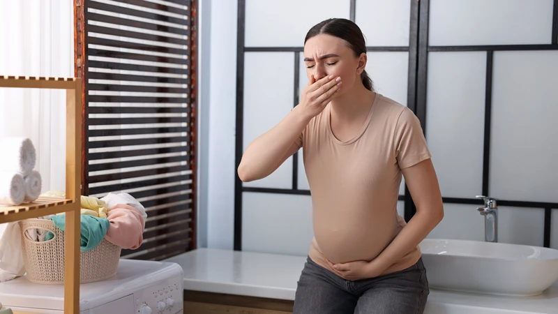 Mẹ bầu nên tránh uống nước dừa vào buổi tối vì nó có thể gây đầy hơi