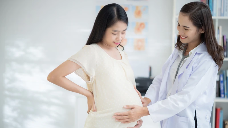Mẹ bầu nên hỏi ý kiến chuyên gia y tế trước khi sử dụng nước dừa để đảm bảo an toàn