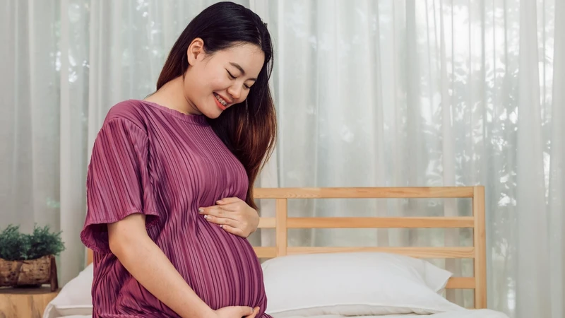 Nếu mẹ cảm thấy bụng căng, cứng trong 3 tháng cuối, hãy tạo cho mình không gian nghỉ ngơi yên tĩnh để thư giãn cơ thể và tâm trí