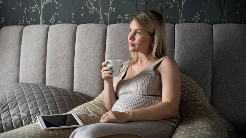 Nồng độ caffeine trong máu thai nhi có thể cao hơn và tồn tại lâu hơn, gây tác động kéo dài lên tim, não và sự phát triển chung của bé