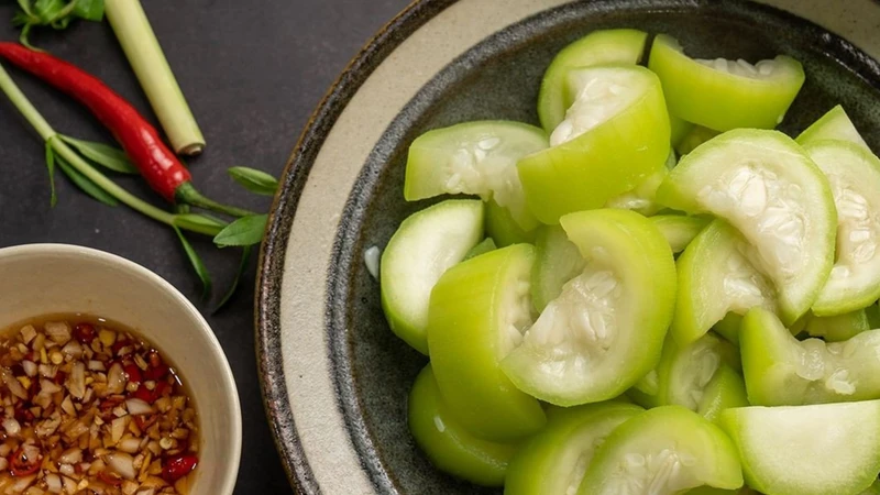 Bầu luộc chấm nước mắm giúp tiêu hóa nhẹ nhàng, dễ hấp thu