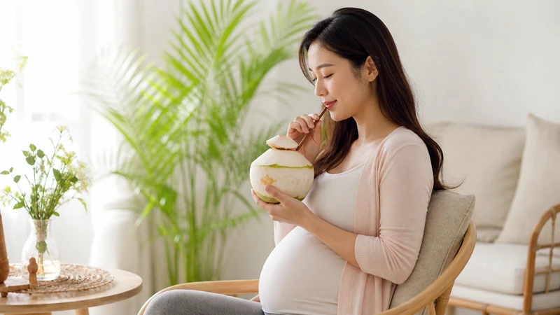 Bầu 4 tháng uống nước dừa được không và câu trả lời dễ hiểu