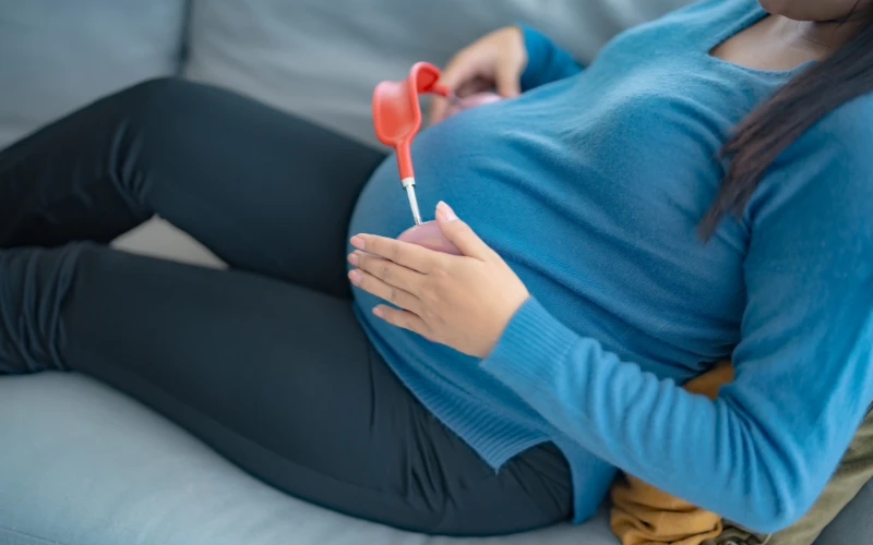 Có thể cho trẻ nghe âm thanh dịu dàng để xem xét cử động của thai