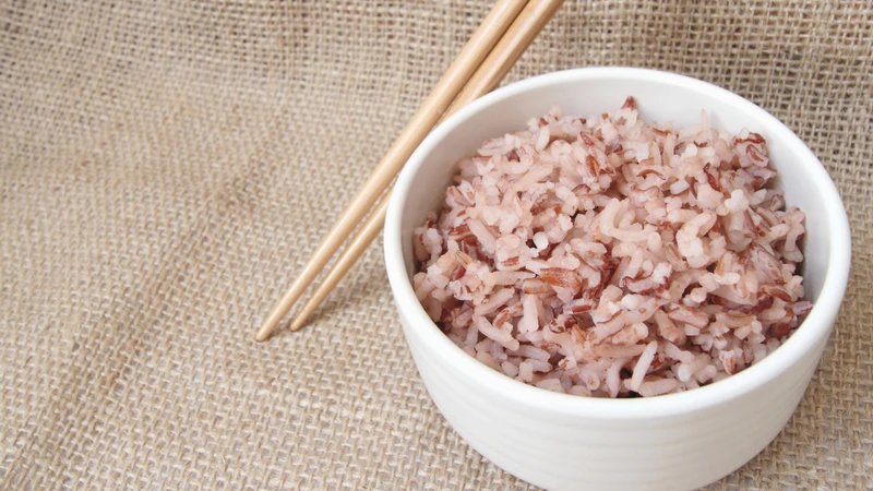Gạo lứt cung cấp chất xơ, vitamin và khoáng chất giúp bổ sung dưỡng chất cho mẹ bầu