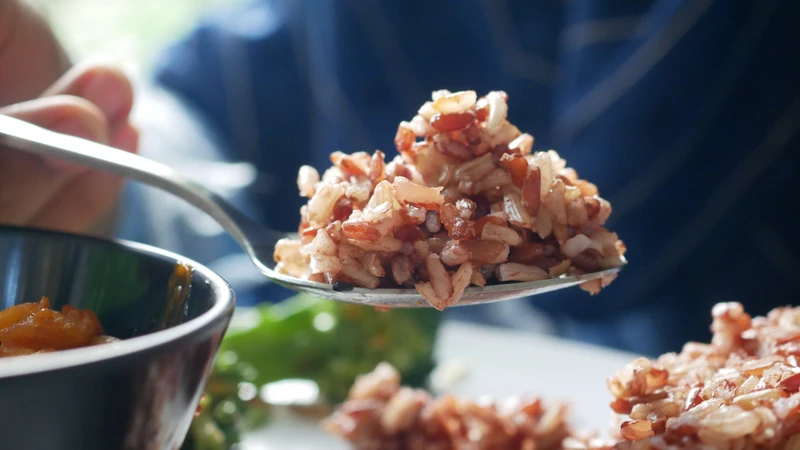 Vo gạo kỹ, nấu với lượng nước dư rồi chắt bỏ nước có thể giúp giảm lượng asen
