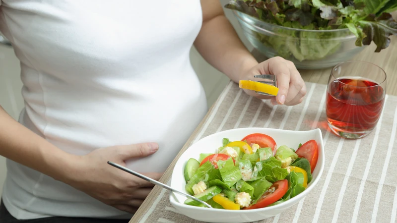 Bầu ăn rau sống được không? Lợi ích và những điều mẹ bầu cần lưu ý khi ăn 1