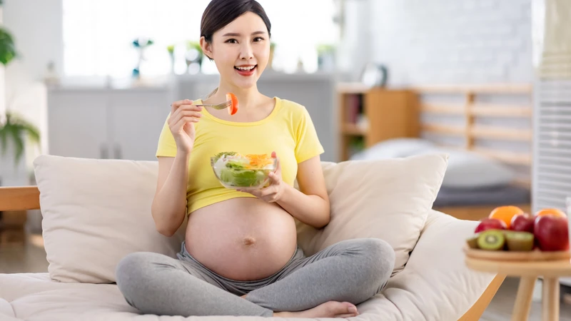Bầu ăn rau sống được không? Lợi ích và những điều mẹ bầu cần lưu ý khi ăn 3