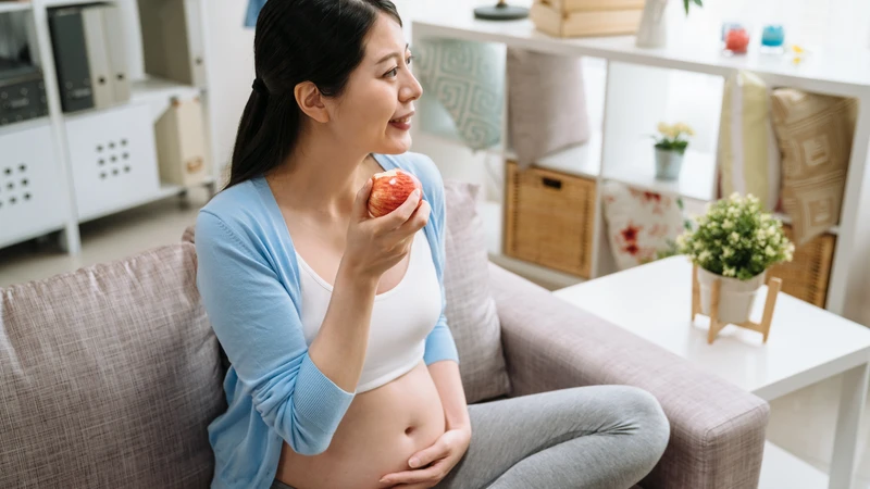 Bầu ăn táo được không? Tìm hiểu giá trị dinh dưỡng và lợi ích thai kỳ 3