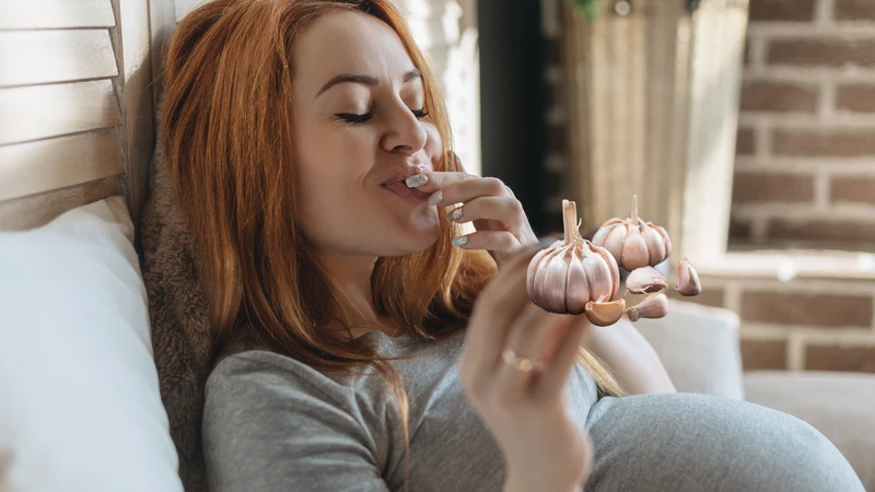 Bầu ăn tỏi được không? Tỏi an toàn khi dùng với lượng vừa phải