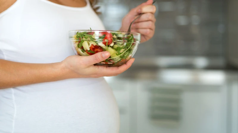 Mẹ có thể ăn cùng rau xanh hoặc thực phẩm giàu chất xơ để giảm ngấy và giúp tiêu hóa dễ dàng hơn