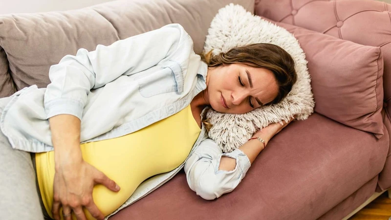 Mẹ bầu nên nằm nghiêng bên trái để hỗ trợ giảm đau xương mu khi ngủ
