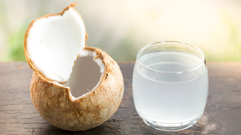 Nước dừa tươi thường chứa ít đường bổ sung và không chứa caffeine