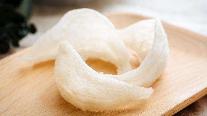 Nên chọn tổ yến có màu trắng ngà hoặc vàng nhạt tự nhiên