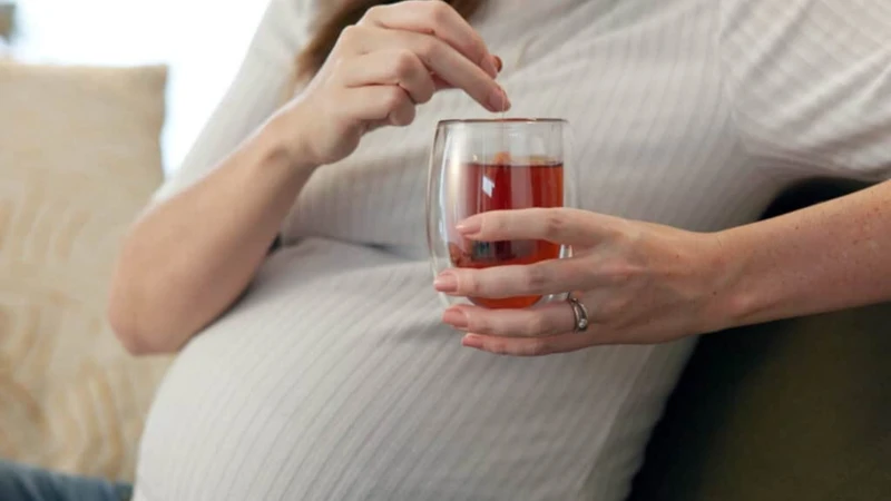 Bầu uống trà đường được không? Có thể, nhưng mẹ bầu nên điều chỉnh cách pha và tránh dùng quá nhiều đường