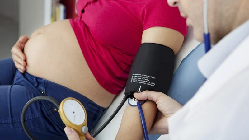 Mẹ bầu nên cẩn trọng khi uống trà đường, vì lượng đường dư thừa có thể gây tăng cân và ảnh hưởng huyết áp