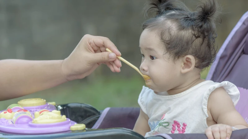 Bé 7 tháng ăn cháo dinh dưỡng được không? Cha mẹ nên dựa vào khả năng ăn của trẻ để lựa chọn kết cấu phù hợp