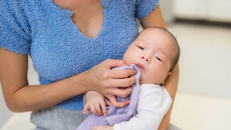 Đảm bảo tư thế an toàn khi bé nôn