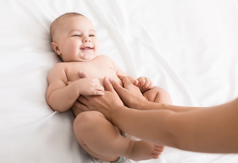 Ba mẹ có thể thực hiện massage bụng cho trẻ theo chiều kim đồng hồ để hạn chế tình trạng đầy hơi