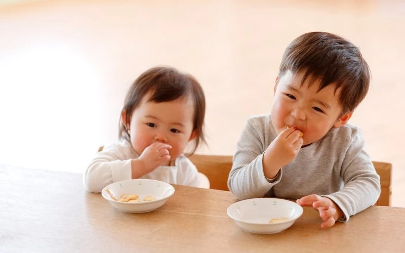 Việc thay đổi chế độ ăn đột ngột cũng làm cho bé bị đầy bụng và nôn trớ