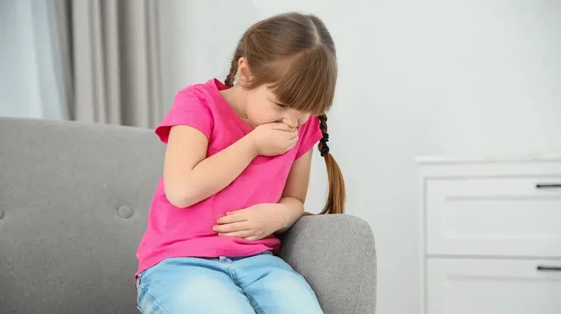 Nôn là dấu hiệu bệnh lý ba mẹ cần lưu ý khi chăm sóc trẻ