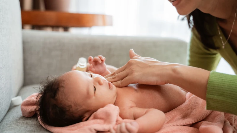 Bé bị muỗi đốt bôi dầu tràm được không