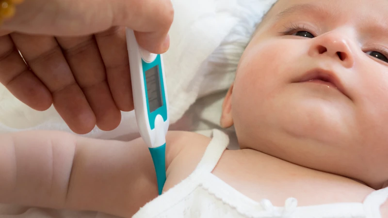Theo dõi nhiệt độ và bù nước là bước quan trọng khi trẻ sốt