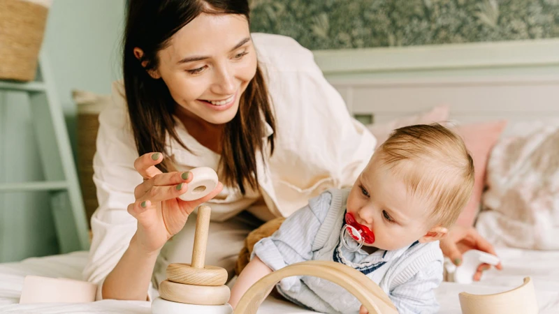 Mút ti giả hoặc cắn đồ gặm có thể giúp giảm cảm giác căng tức ở nướu