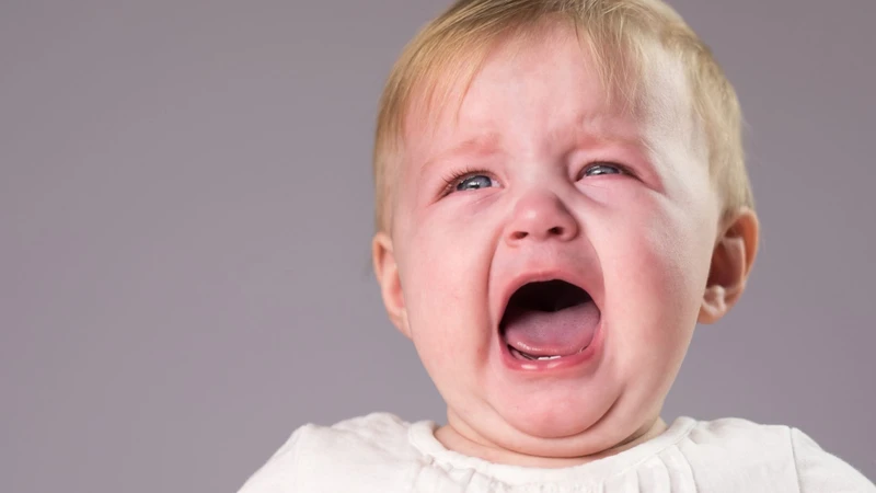 Khi trẻ quấy khóc liên tục và khó ngủ kéo dài thì cha mẹ nên đưa trẻ đi khám