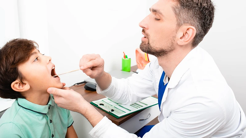 Bé bị tay chân miệng biếng ăn do đau rát miệng và họng khi ăn uống