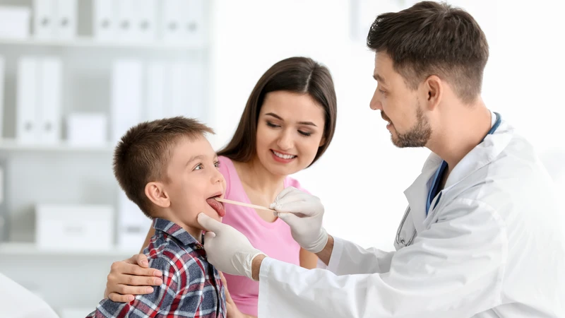Ba mẹ nên đưa bé đi khám khi viêm amidan kéo dài, tái phát nhiều lần hoặc biểu hiện nặng